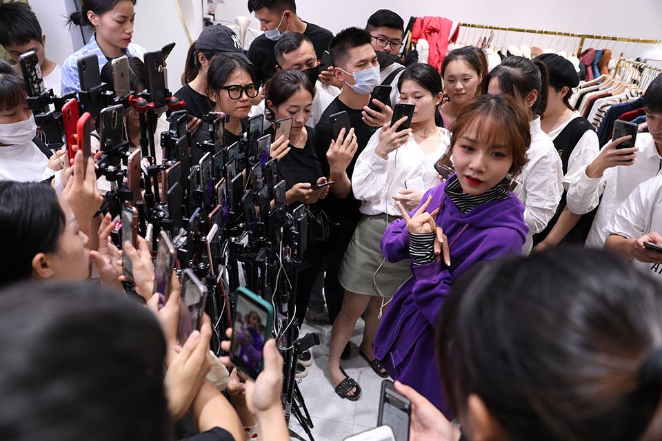 档口小妹直播带货,档口小妹做直播