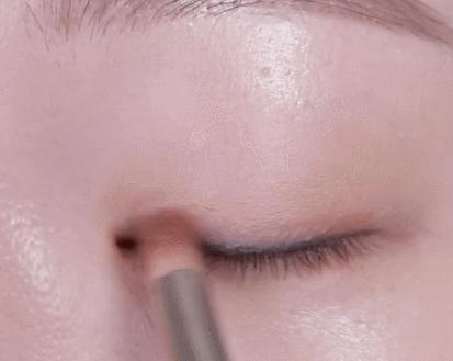 在李纯的高铁化妆视频里,我发现了女明星画眼影的新潮流