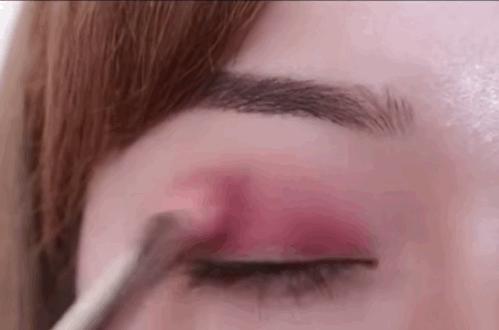 在李纯的高铁化妆视频里,我发现了女明星画眼影的新潮流