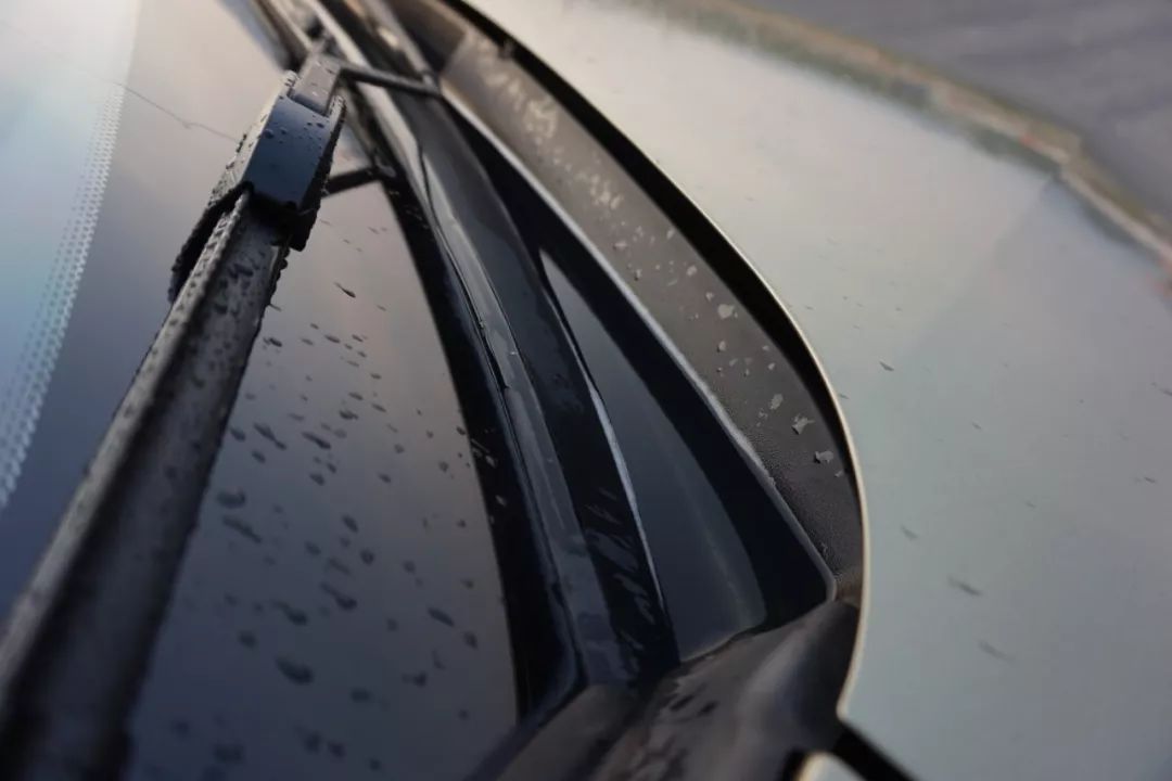 严重老化开裂,雨刮还不换?只会加玻璃水的7年老司机终于迎来换雨刮首秀!宝骏560女车主“*力暴**”安装的新雨刮,靠谱吗?