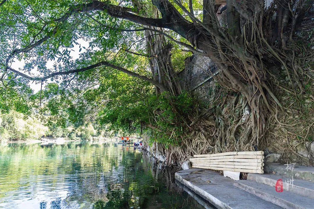 这个古镇好奇怪，门前放元宝，商号大门开洞，城隍爷与关二爷作伴