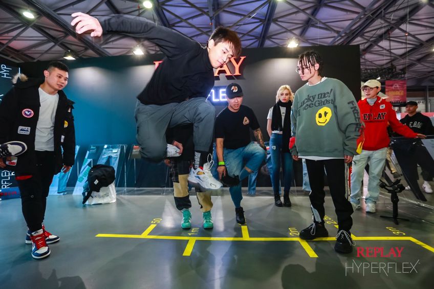 范丞丞同款运动鞋和王菲的“一见钟情”能否让你动心？