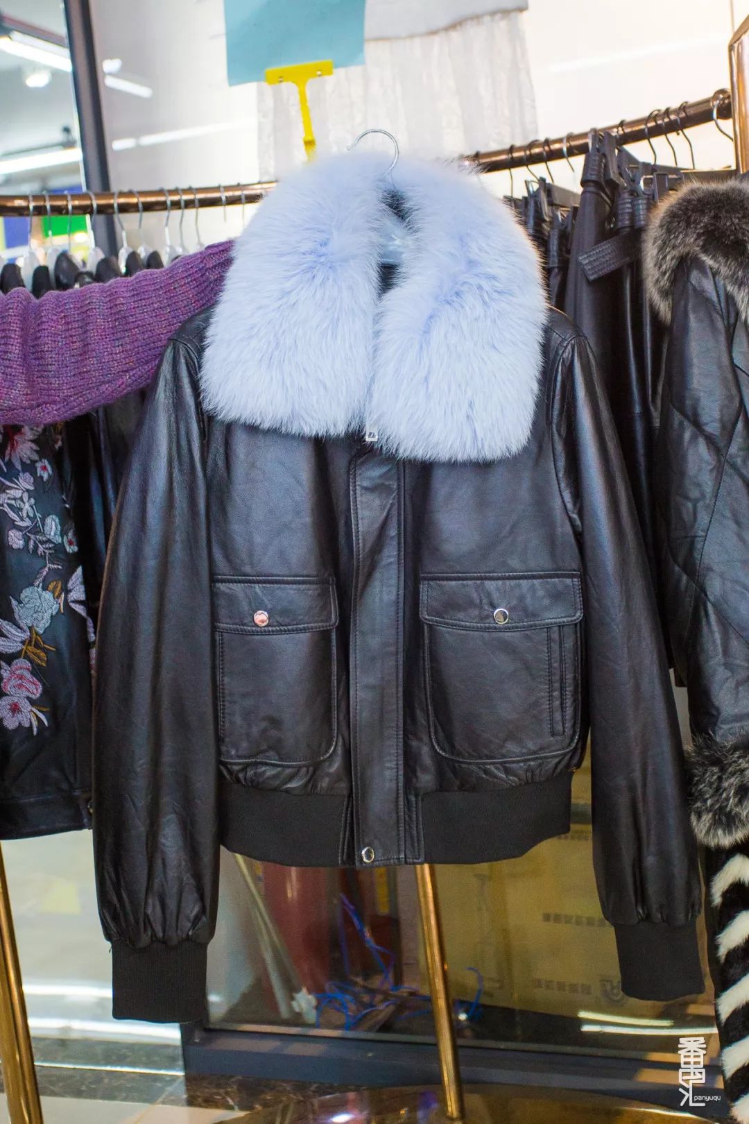 品牌羽绒服工厂99清仓,番禺南村羽绒服厂家清仓