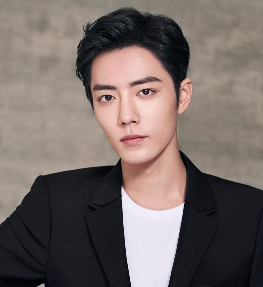 易烊千玺阿玛尼晚宴和别人聊天,易烊千玺阿玛尼晚宴打招呼