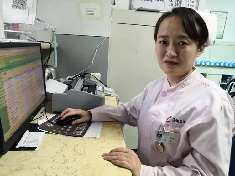 女护士跪地救人完整版,女医生杭州火车站跪地救人