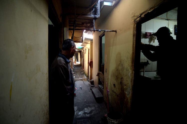 2.5万人次青年突击队助推旧改静安育群中学西块和241、242街坊居民今集体搬迁