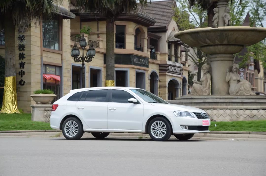 左手丰田右手大众，只花了不到5w成为人生赢家！这辆二手的朗行配置不输自家的卡罗拉！车主赚到了