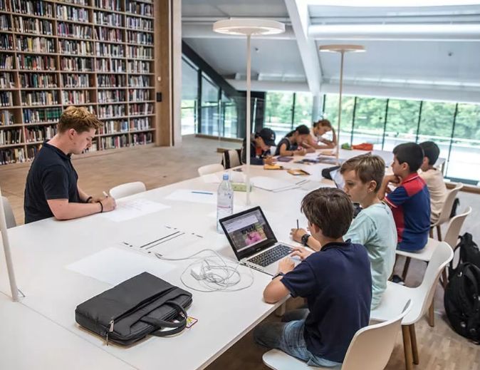 赵文卓女儿在英国上的高中,赵文卓女儿上的是职业学校吗