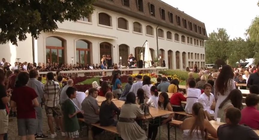 赵文卓女儿在英国上的高中,赵文卓女儿上的是职业学校吗