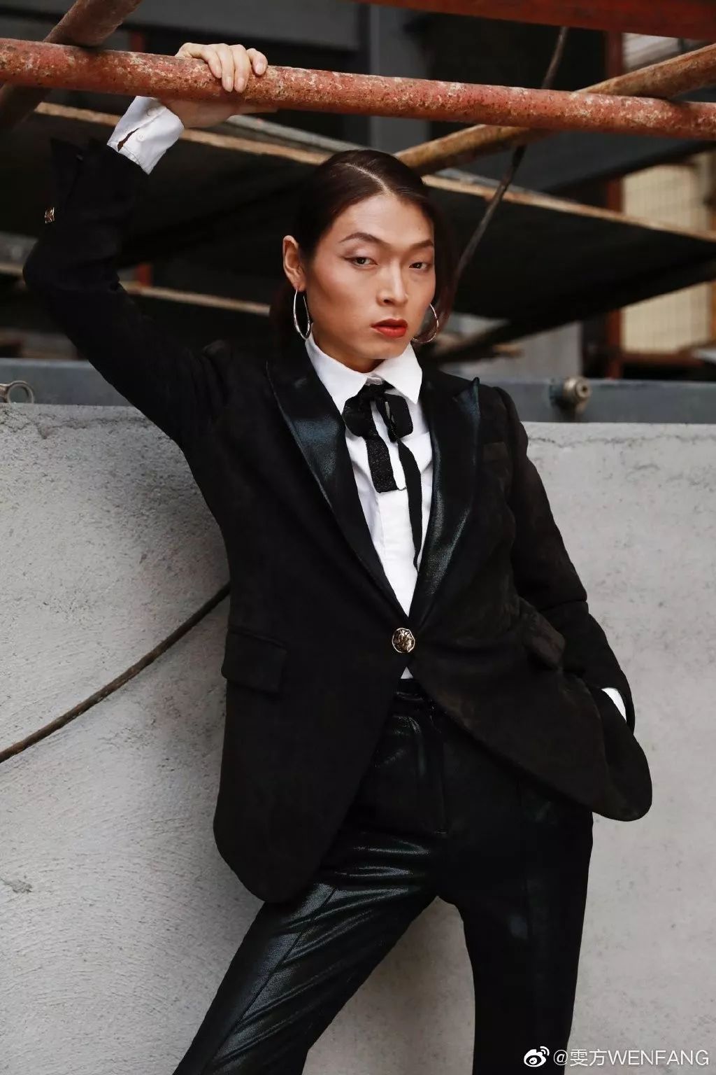 西安农村小伙模仿刘雯走红,农村小伙走秀走红