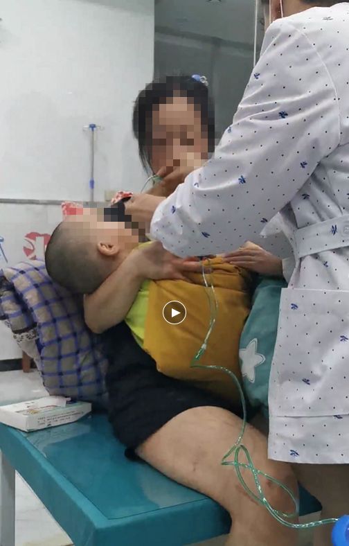 呼吸微弱、翻白眼…长春28个月大孩子吃苹果噎住！危急时刻，好心女邻居做了这事