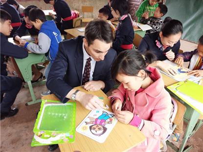 他们服务了成千上万的旅客：1364名境外雇员助力东航发展63年