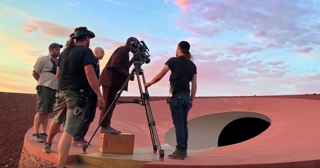 帮McQueen直播、给英女王拍照、被RafSimons致敬——这间工作室真传奇