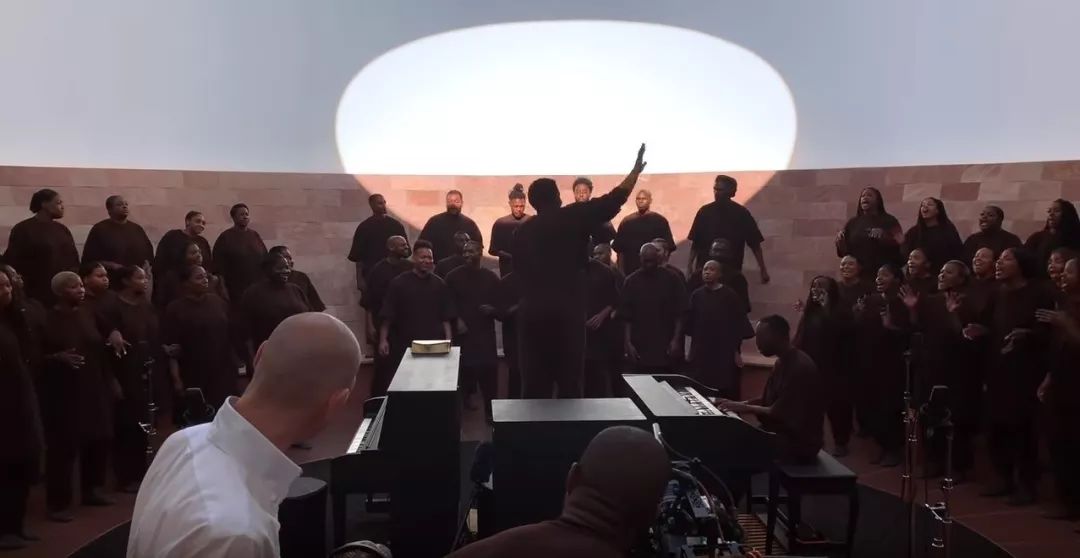 帮McQueen直播、给英女王拍照、被RafSimons致敬——这间工作室真传奇