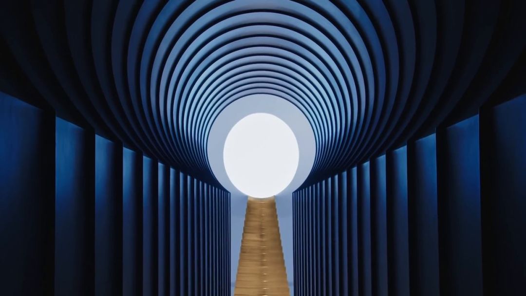 帮McQueen直播、给英女王拍照、被RafSimons致敬——这间工作室真传奇