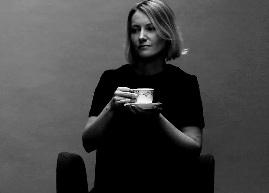 帮McQueen直播、给英女王拍照、被RafSimons致敬——这间工作室真传奇