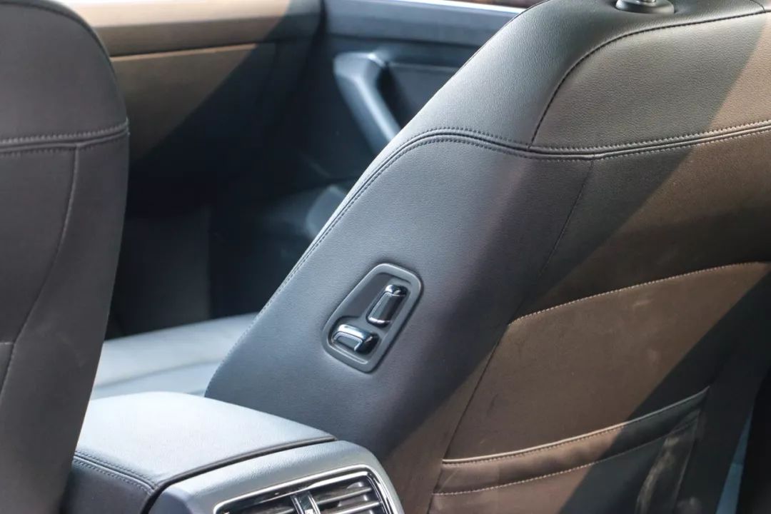 花15万买了辆24万的迈腾，只开过一万公里的二手车，空间宽敞、动力足，虽然安全配置有点少，但性价比真高