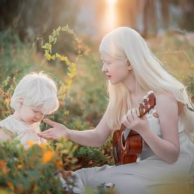 “白化病姐妹”逆袭时尚界；MAC“砸”故宫招牌？阿里“无隐私”大厦...「设计烩报296期」