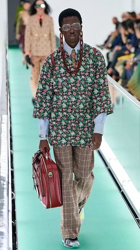 福利来惹！肖战的米老鼠竟没拼过*钟金**仁Gucci大秀浪漫表白？