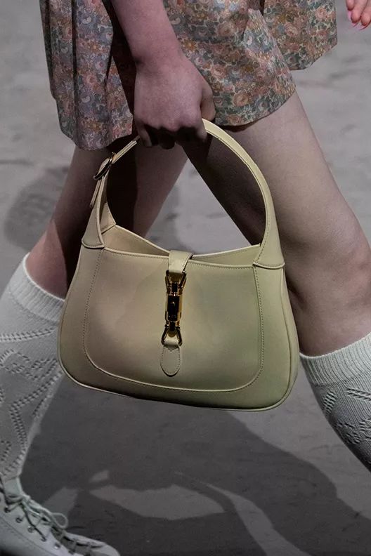 福利来惹！肖战的米老鼠竟没拼过*钟金**仁Gucci大秀浪漫表白？