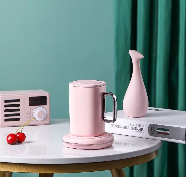 这个杯子被施了魔法！能自行搅拌解放双手，还能给手机无线充电