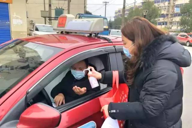 疫情防控基层志愿者在行动,防控疫情党员志愿者在行动