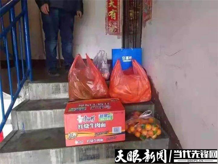 网格员变身快递员爱心服务暖人心,党员志愿者变身跑腿儿