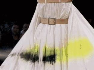 知道你们无聊，于是请来这些时装大师，陪你们一起宅在家中