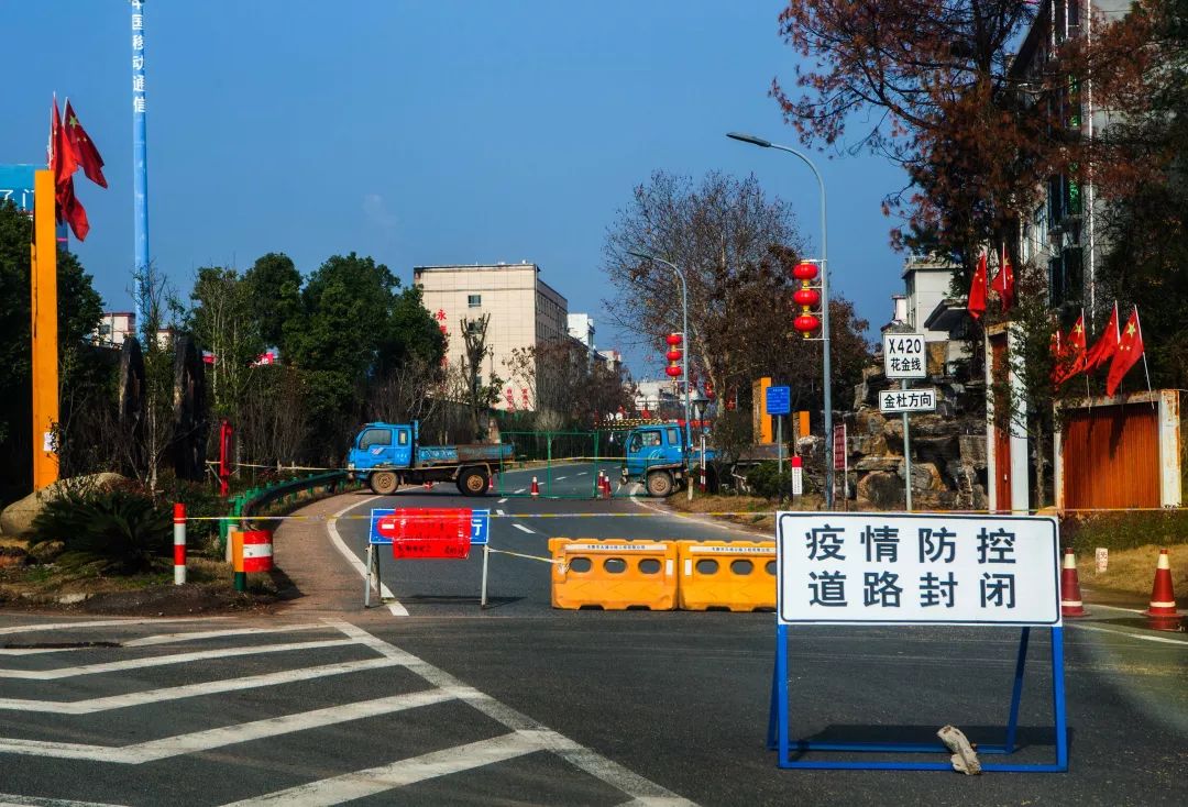 抗击疫情记者对警察的采访,媒体直击海曙青林湾西区防疫现场