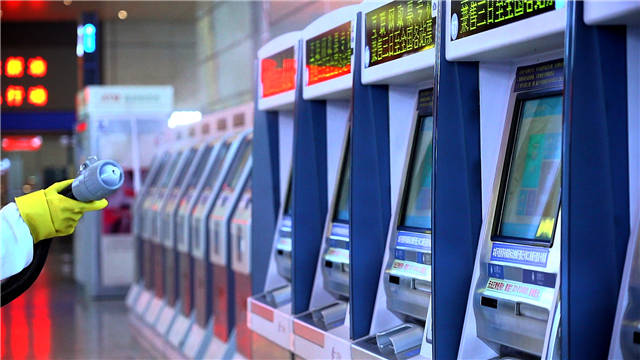 疫情期间扛着药瓶架坚持工作,青春战疫我在现场图片