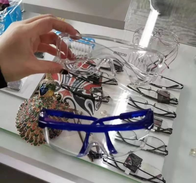 合力战疫爱心企业致敬最美值守人,爱心企业显担当众志成城战疫情