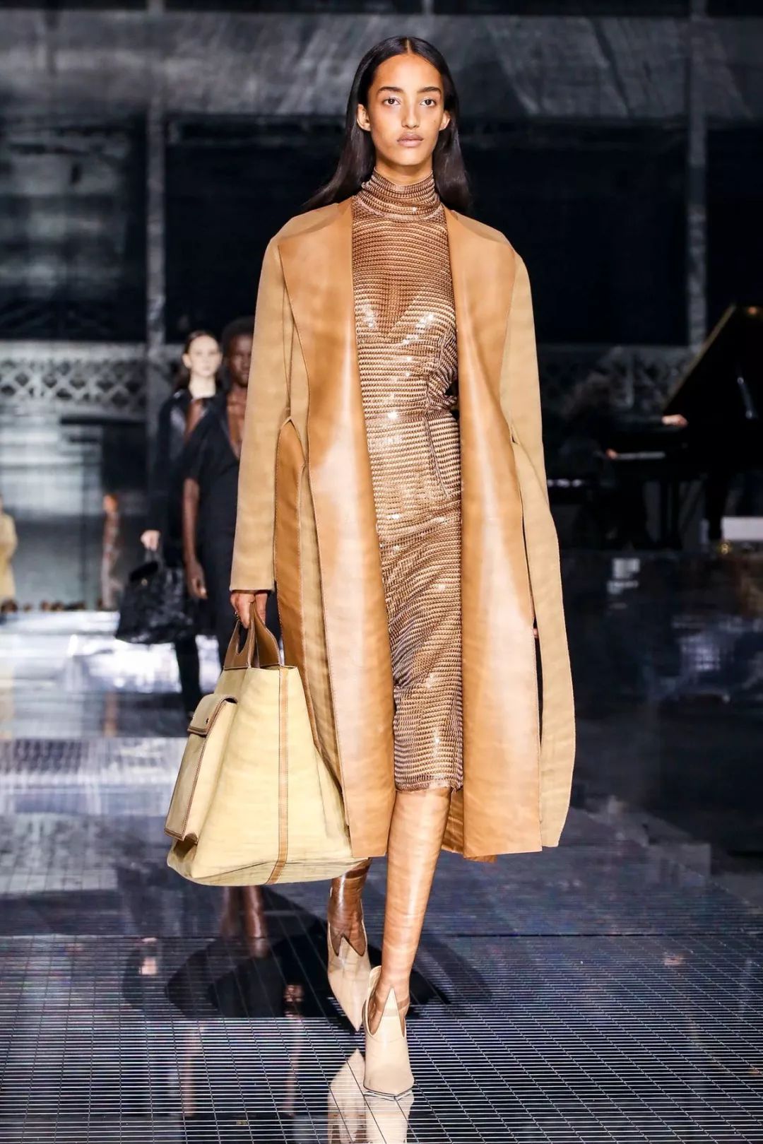 提炼Burberry的风格启示:由穿着者展开窥内览外的理性与感性