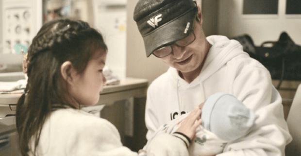 章子怡近照孕肚比钻戒抢镜,章子怡挺大肚孕晚期照