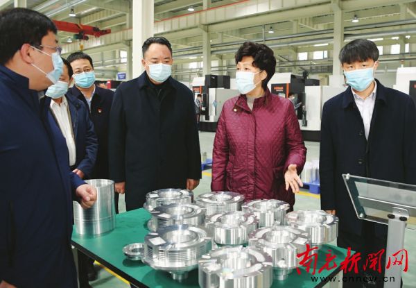 锚定目标精准发力疫情防控稳增长,知难而进迎难而上的斗争精神