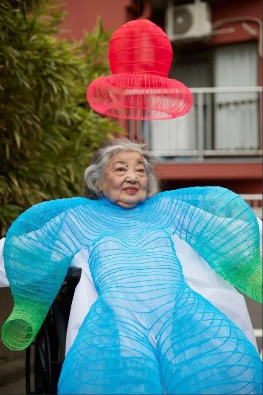 时尚无关年纪|85岁老夫老妻变“网红情侣”火爆时装周