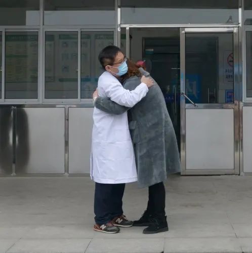 首批新冠肺炎患者治愈出院视频,阜阳市新冠肺炎