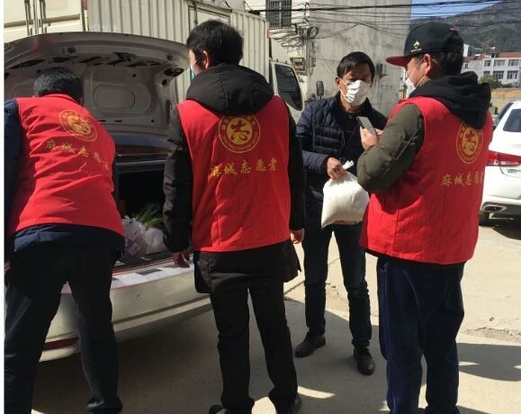 志愿红照亮防疫红,志愿红擦亮战疫温暖底色