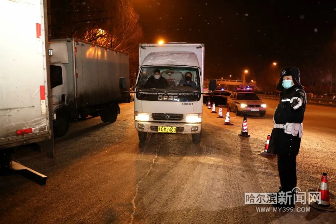 交警多举措守护春运平安路,交警多举措宣传护航春运安全