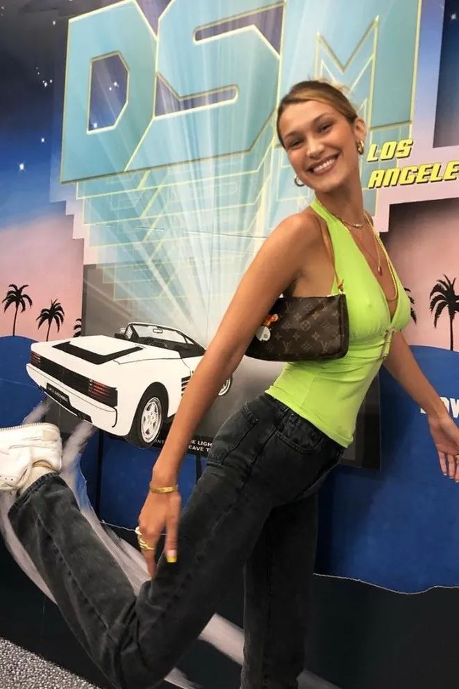 bella和kendall走秀,金泫雅显眼包