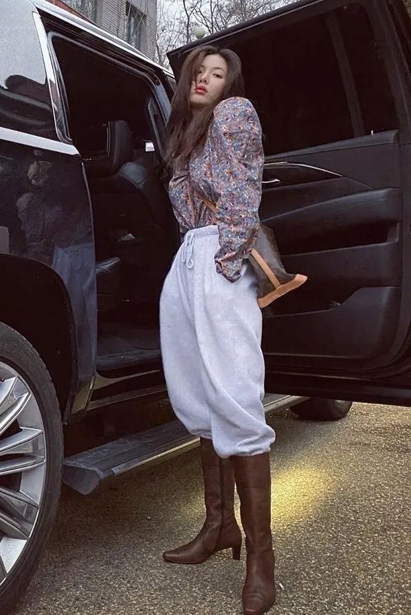 bella和kendall走秀,金泫雅显眼包