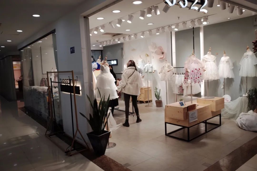 买家拿货也直播，童装店老板一个月亏去几十万，四季青复工并不是你想象中的样子