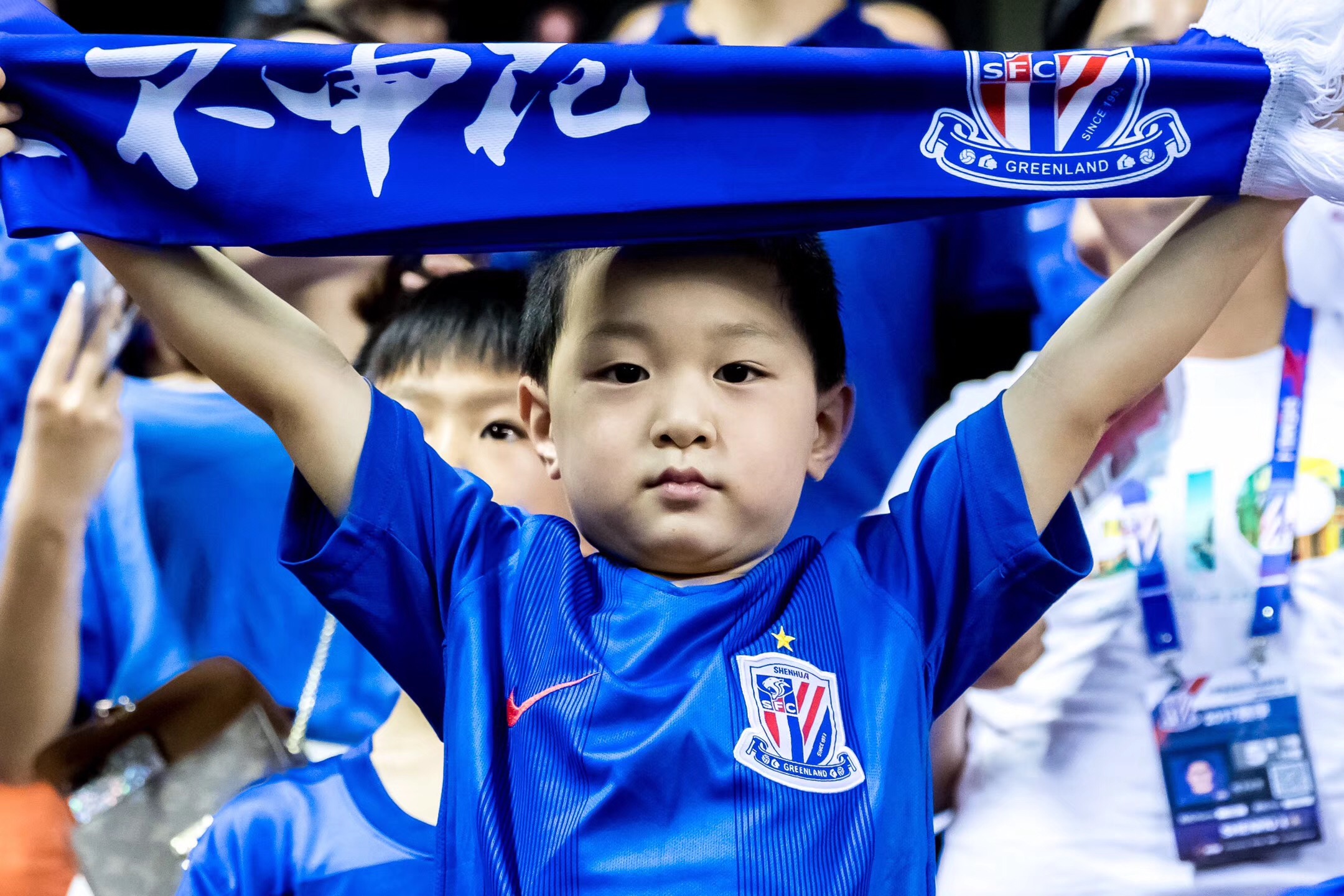 上海疫线巾帼把思念写在防护服上，用“申花加油”为儿子庆生