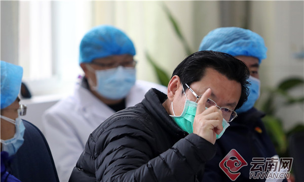 云南专家组组长曾仲:和新冠肺炎争个高下,与咸宁友谊不分仲伯