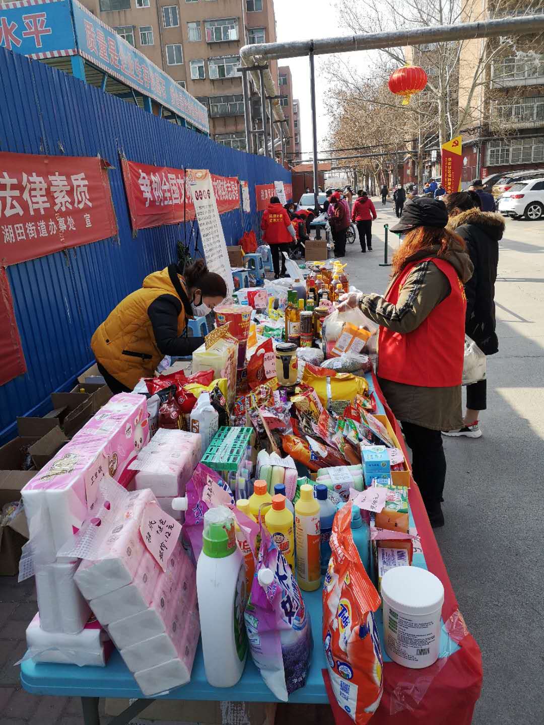 疫情防控志愿者慰问孤寡老人,防控疫情手拉手青年志愿者