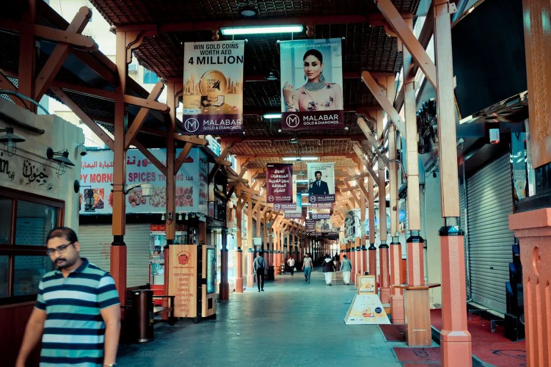 富到流油的阿联酋穷人比黄金还多,阿联酋有穷人和富人吗