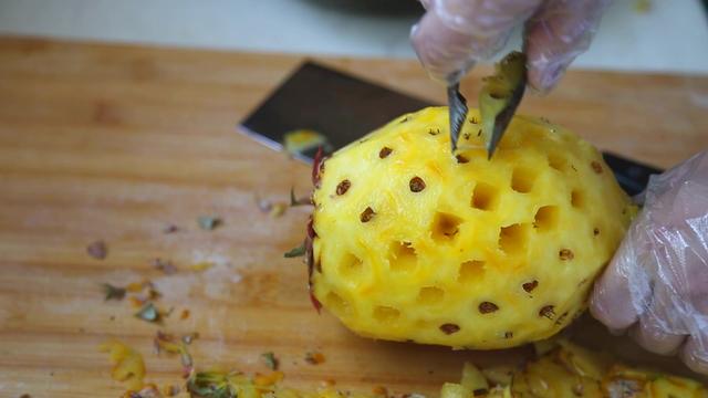 吃菠萝不剥皮最简单的吃法,吃菠萝不用刀子
