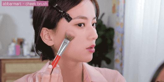 你知道怎样护肤吗,男生上了粉底怎么显得自然