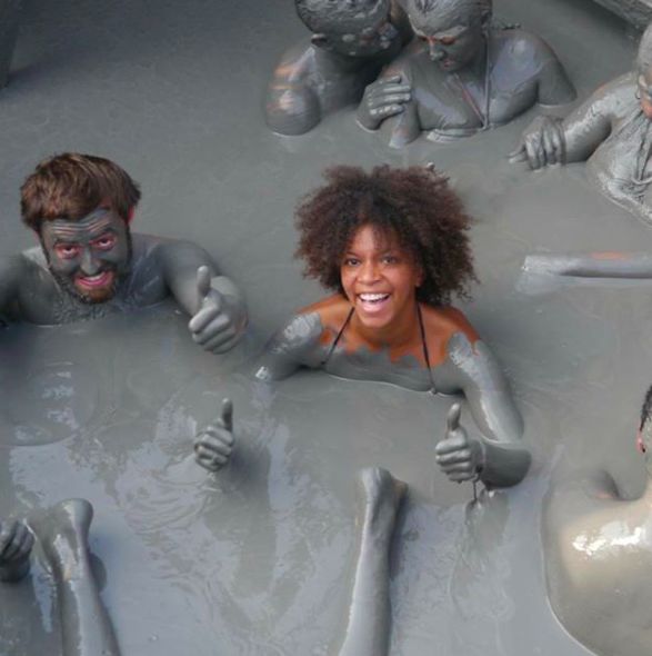 沾走“秽气”！各国花样泥浴泡出心中喜