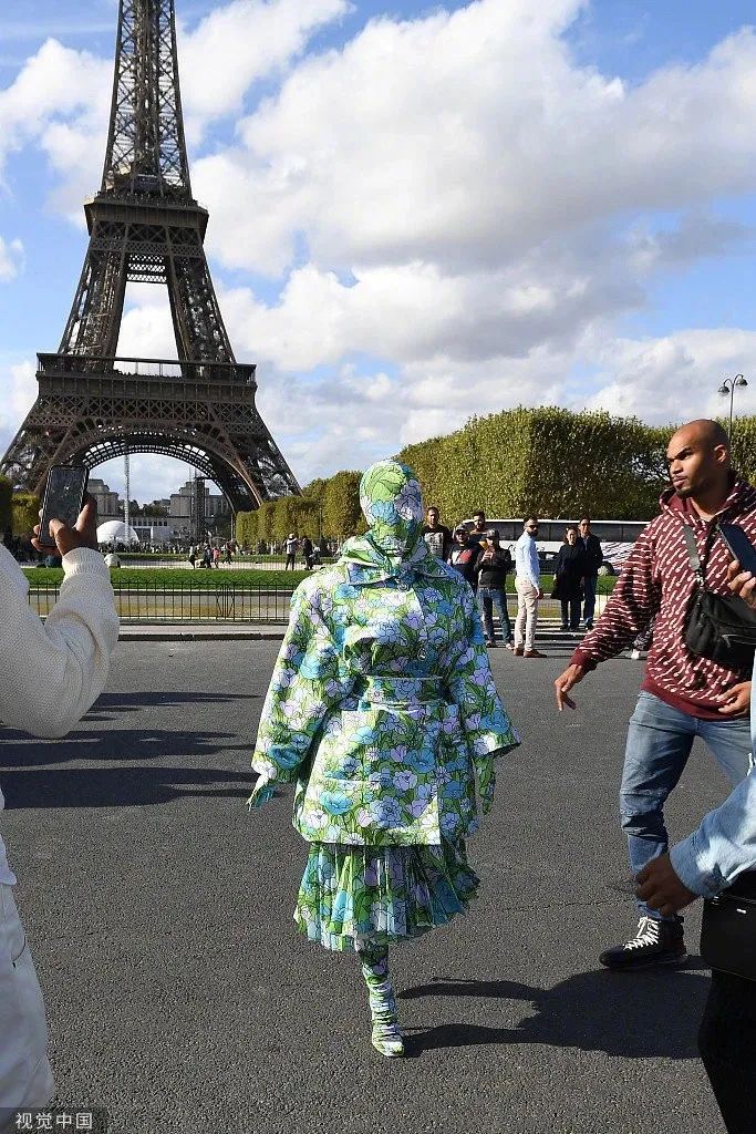 时髦办|隆胸、丰臀、口出狂言……但全网都在粉她