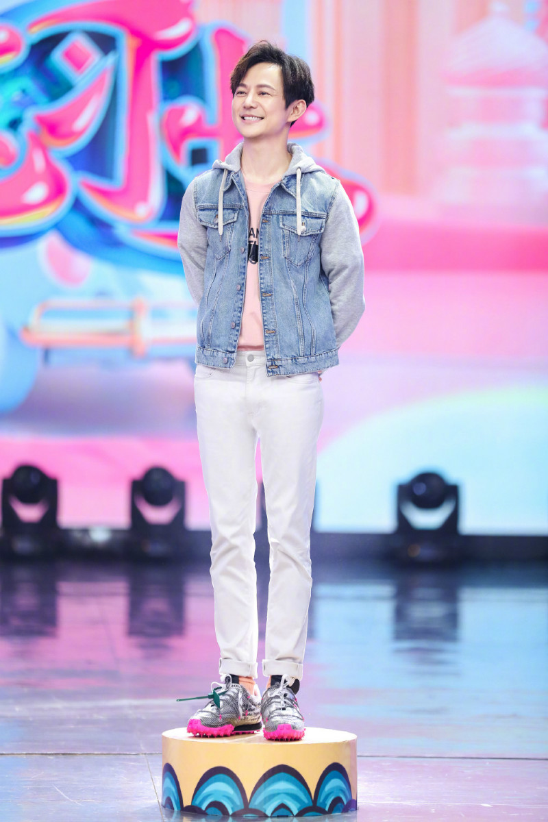 鹿晗上脚足球鞋,鹿晗创造营上脚dunk